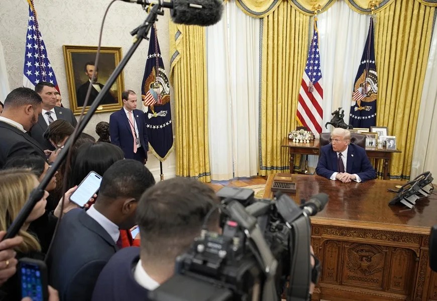 Fotografía de archivo del presidente de Estados Unidos, Donald Trump (d), hablando con la prensa en la Oficina Oval de la Casa Blanca, en Washington (EE.UU.). EFE/EPA/ Yuri Gripas