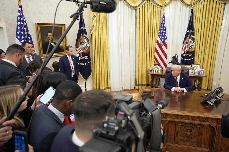 Fotografía de archivo del presidente de Estados Unidos, Donald Trump (d), hablando con la prensa en la Oficina Oval de la Casa Blanca, en Washington (EE.UU.). EFE/EPA/ Yuri Gripas