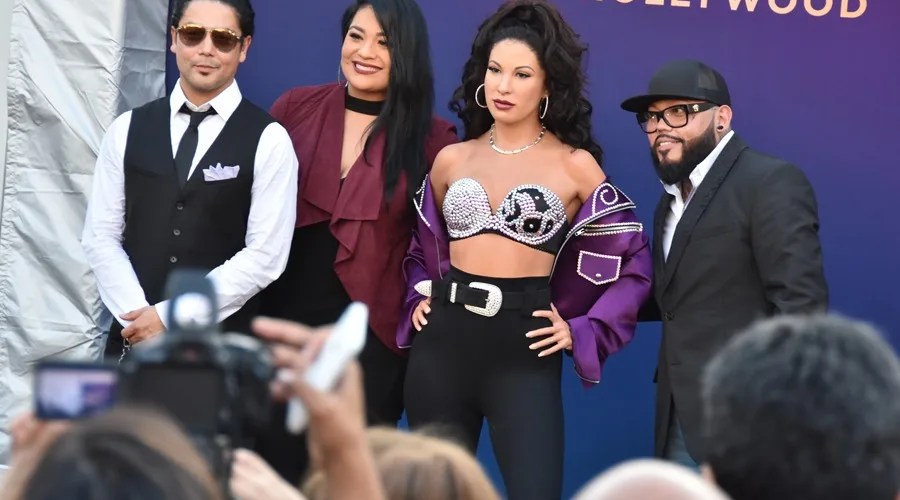 Fotografía de archivo de los familiares de la artista Selena Quintanilla Chris Pérez (i), viudo de Selena y los hermanos Suzette (2-i) y Abraham 'A.B.' Quintanilla (d). EFE/Iván Mejía