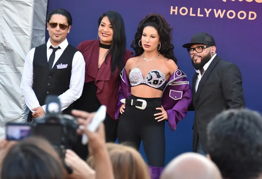Fotografía de archivo de los familiares de la artista Selena Quintanilla Chris Pérez (i), viudo de Selena y los hermanos Suzette (2-i) y Abraham 'A.B.' Quintanilla (d). EFE/Iván Mejía