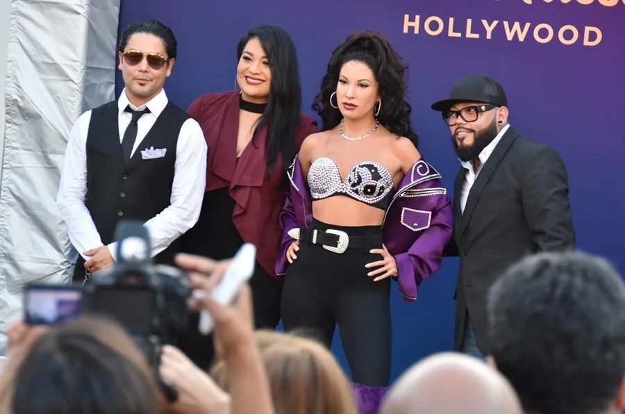 Fotografía de archivo de los familiares de la artista Selena Quintanilla Chris Pérez (i), viudo de Selena y los hermanos Suzette (2-i) y Abraham 'A.B.' Quintanilla (d). EFE/Iván Mejía