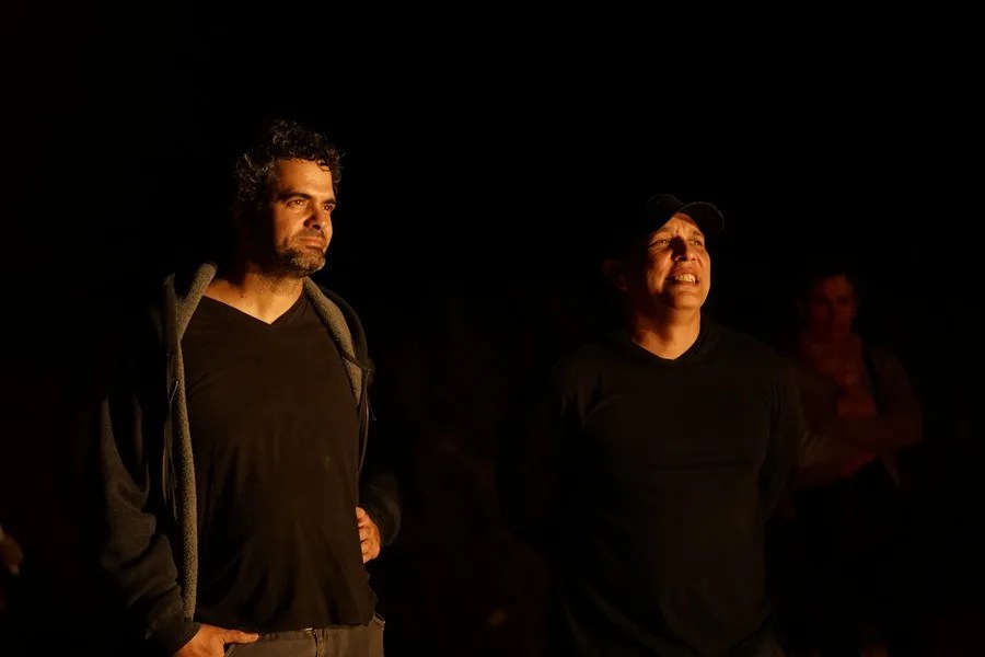 Fotografía cedida por Productora i4films que muestra a los productores cubanos Inti Herrera (i) y Reymel Delgado durante el rodaje de la película 'Hotel Nacional' en La Habana (Cuba). EFE/ Productora i4films