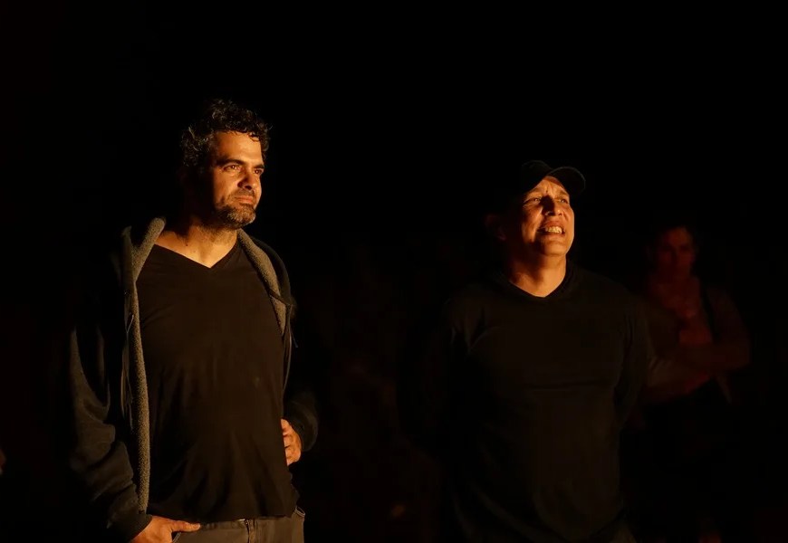 Fotografía cedida por Productora i4films que muestra a los productores cubanos Inti Herrera (i) y Reymel Delgado durante el rodaje de la película 'Hotel Nacional' en La Habana (Cuba). EFE/ Productora i4films
