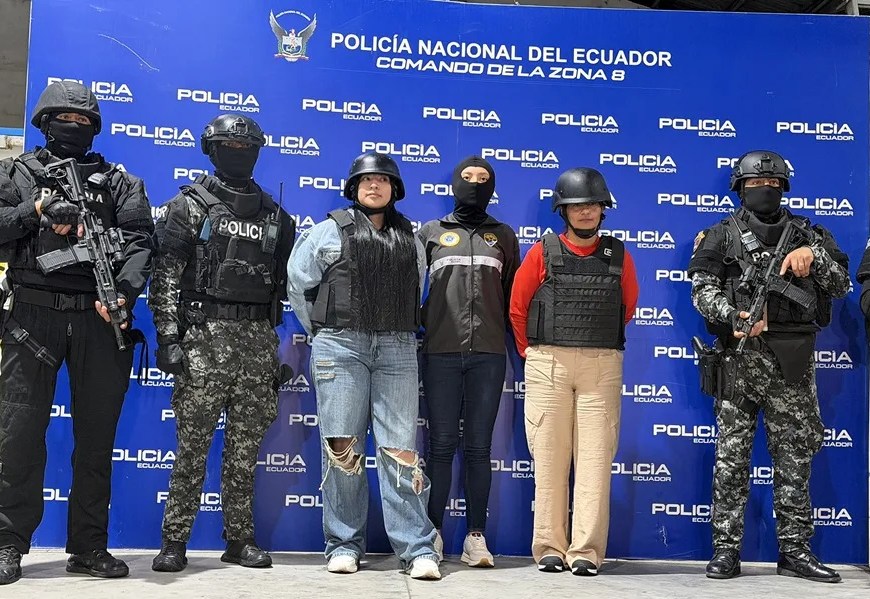 Fotografía tomada de la cuenta oficial en X @JohnReimberg del ministro de Interior de Ecuador, John Reimberg, que muestra a la esposa y la hija del narcotraficante ecuatoriano José Adolfo Macías Villamar alias Fito, a su llegada a Ecuador. EFE/ @JohnReimberg