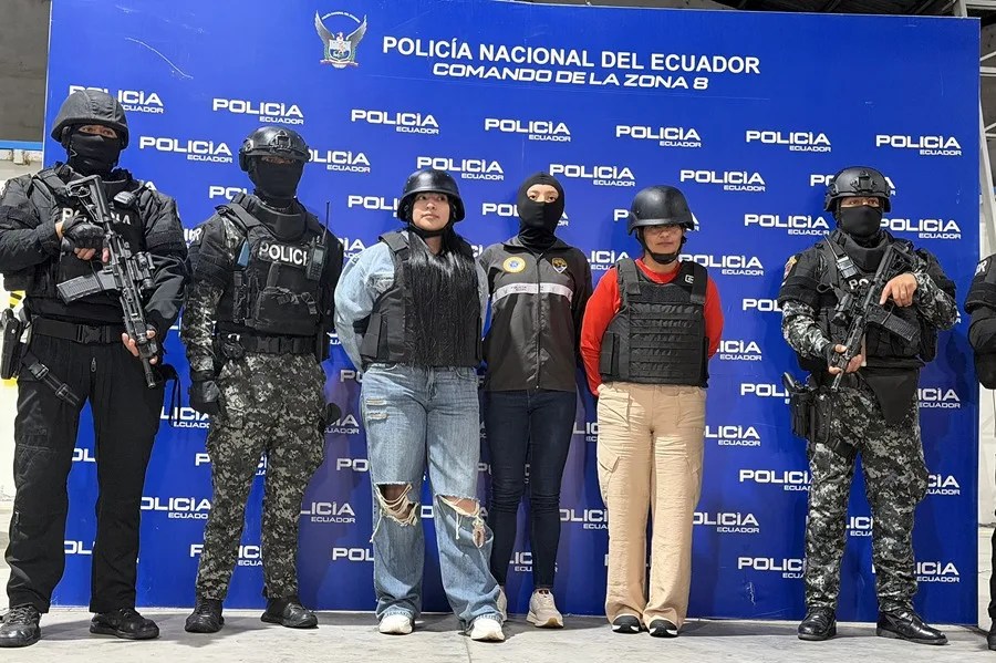 Fotografía tomada de la cuenta oficial en X @JohnReimberg del ministro de Interior de Ecuador, John Reimberg, que muestra a la esposa y la hija del narcotraficante ecuatoriano José Adolfo Macías Villamar alias Fito, a su llegada a Ecuador. EFE/ @JohnReimberg