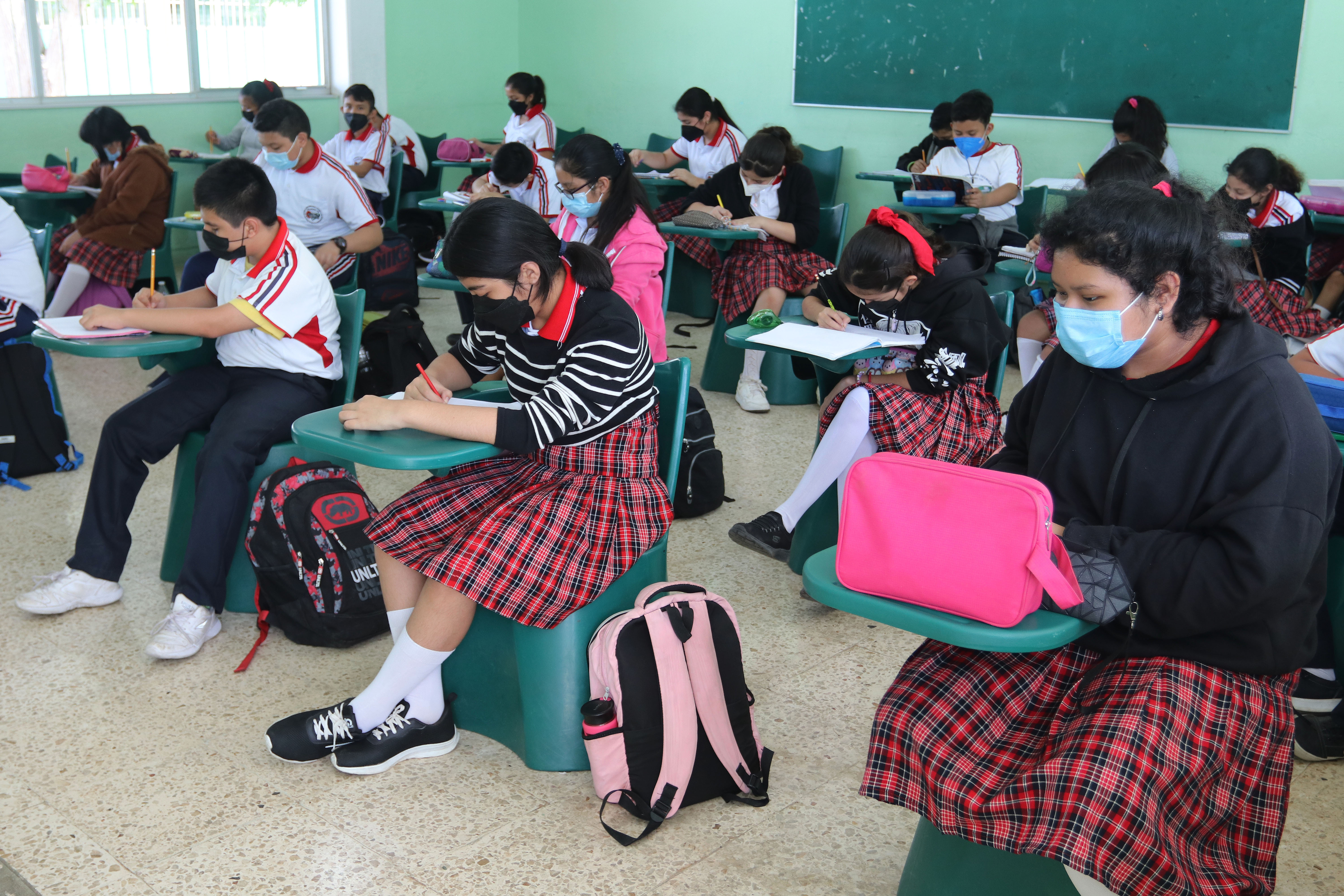 Maestro y alumnos en salón de clase