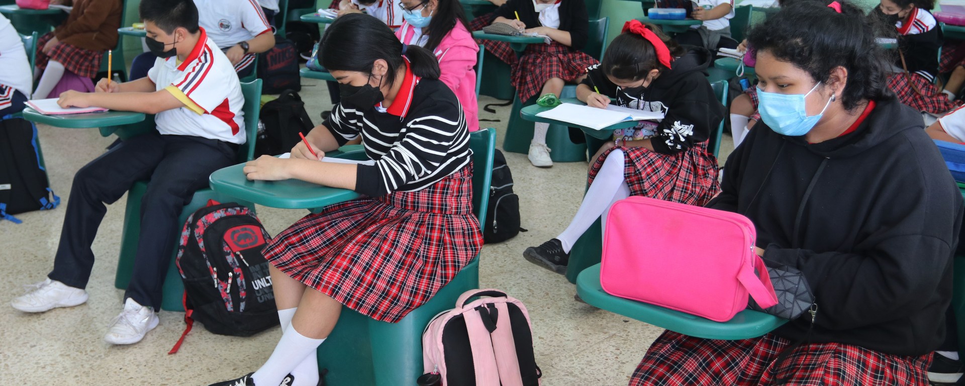 Maestro y alumnos en salón de clase