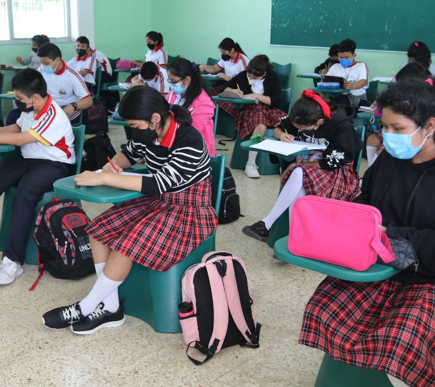 Maestro y alumnos en salón de clase