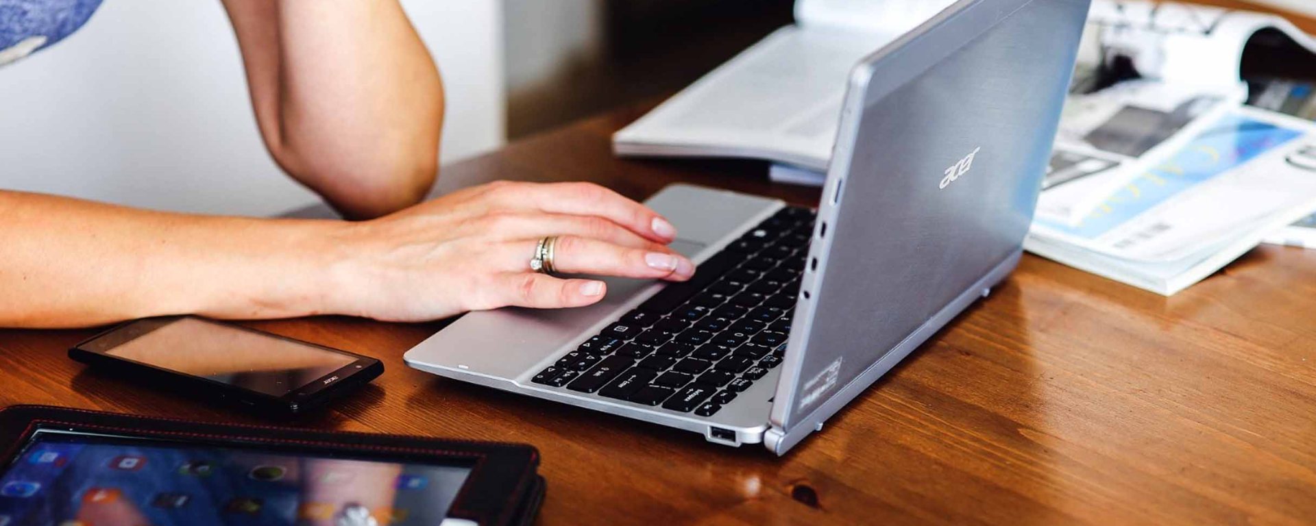 Mujer trabaja en computadora