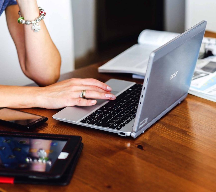 Mujer trabaja en computadora
