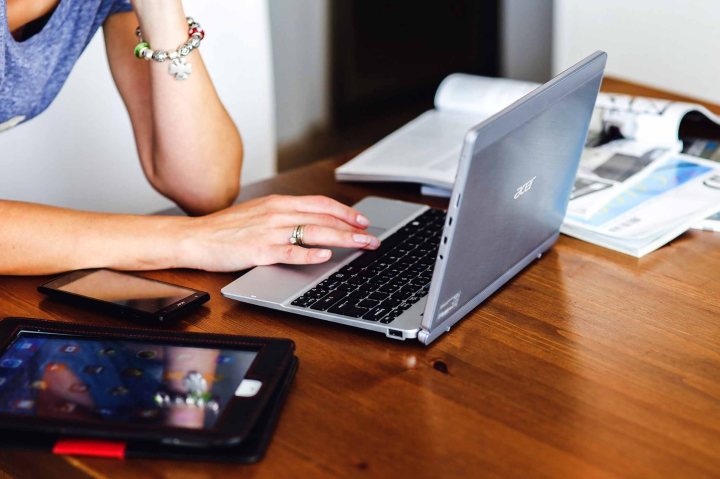 Mujer trabaja en computadora