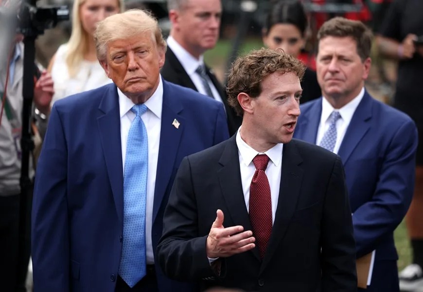 El presidente de EE. UU., Donald J. Trump (izq.), escucha al director ejecutivo de Meta, Mark Zuckerberg (centro), en una fotografía de archivo. EFE/EPA/Tierney L. Cross / POOL