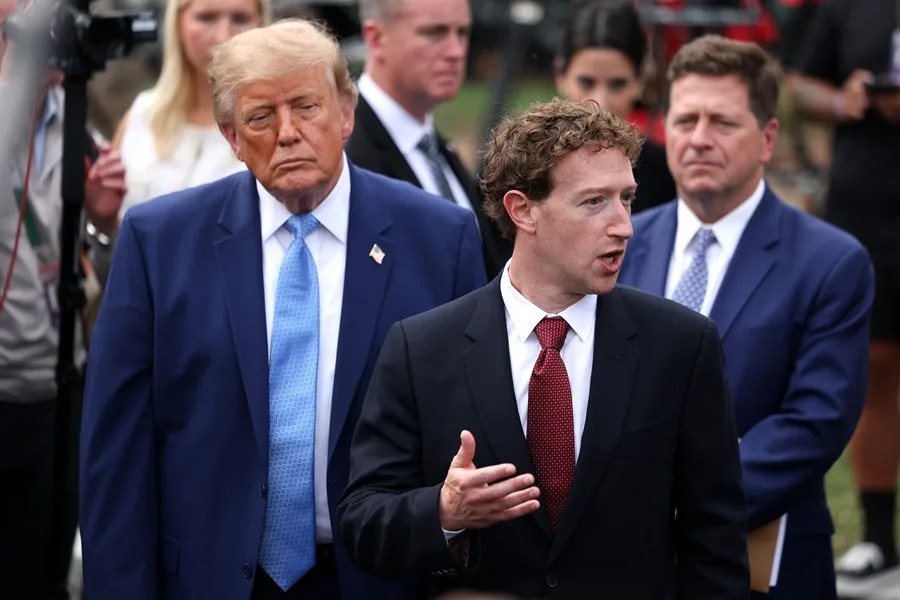 El presidente de EE. UU., Donald J. Trump (izq.), escucha al director ejecutivo de Meta, Mark Zuckerberg (centro), en una fotografía de archivo. EFE/EPA/Tierney L. Cross / POOL