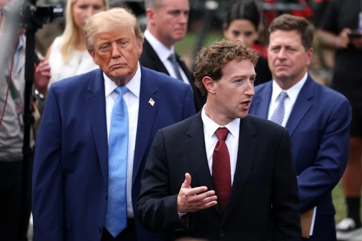 El presidente de EE. UU., Donald J. Trump (izq.), escucha al director ejecutivo de Meta, Mark Zuckerberg (centro), en una fotografía de archivo. EFE/EPA/Tierney L. Cross / POOL