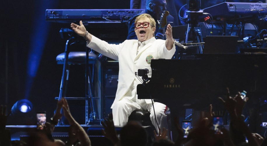 El cantautor británico Elton John se presenta como parte de su gira de despedida 'Farewell Yellow Brick Road' este viernes, en el Estadio Banorte en Ciudad de México (México). EFE/ José Méndez