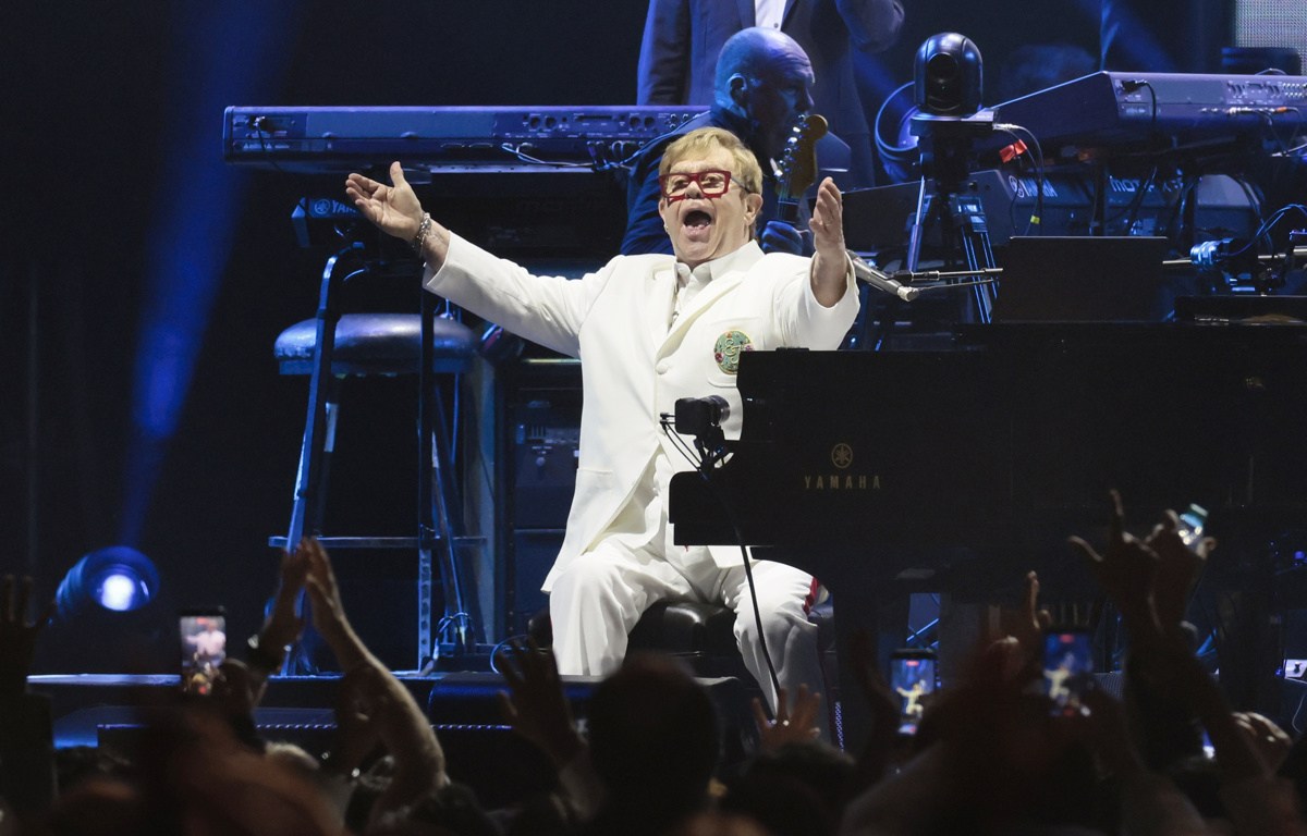 El cantautor británico Elton John se presenta como parte de su gira de despedida 'Farewell Yellow Brick Road' este viernes, en el Estadio Banorte en Ciudad de México (México). EFE/ José Méndez