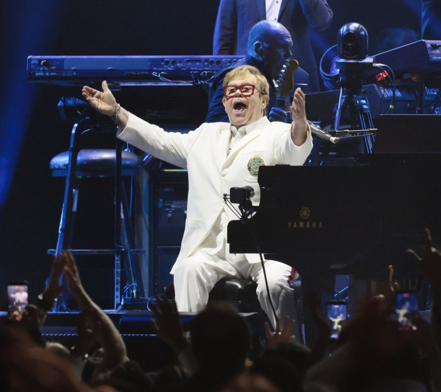 El cantautor británico Elton John se presenta como parte de su gira de despedida 'Farewell Yellow Brick Road' este viernes, en el Estadio Banorte en Ciudad de México (México). EFE/ José Méndez