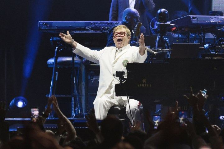 El cantautor británico Elton John se presenta como parte de su gira de despedida 'Farewell Yellow Brick Road' este viernes, en el Estadio Banorte en Ciudad de México (México). EFE/ José Méndez