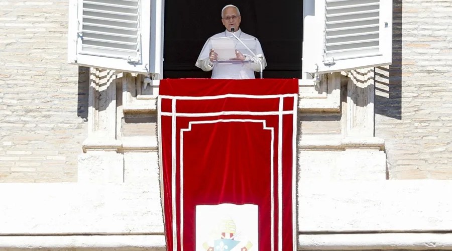 El papa León XIV, hoy desde la Plaza de San Pedro del Vaticano. EFE/EPA/Fabio Frustaci