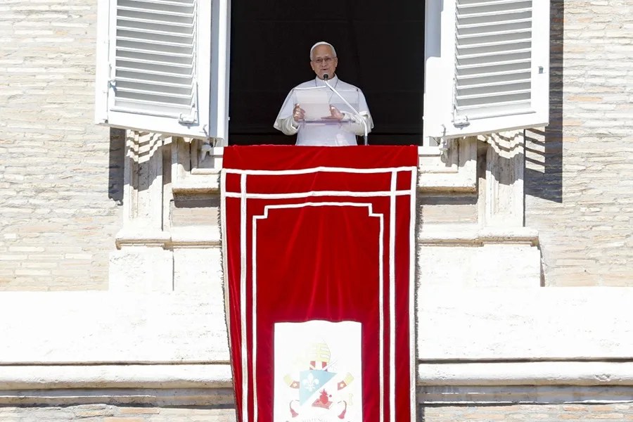 El papa León XIV, hoy desde la Plaza de San Pedro del Vaticano. EFE/EPA/Fabio Frustaci