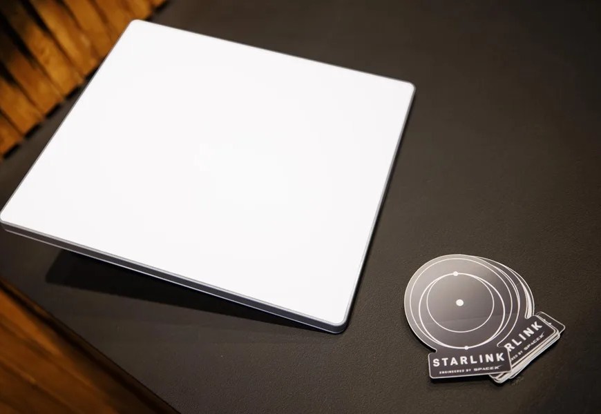 Fotografía de archivo en la que se observa kits de módem se exhiben en el stand de Starlink, de SpaceX. EFE/EPA/Clemens Bilan