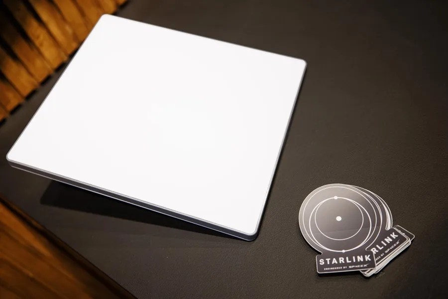 Fotografía de archivo en la que se observa kits de módem se exhiben en el stand de Starlink, de SpaceX. EFE/EPA/Clemens Bilan