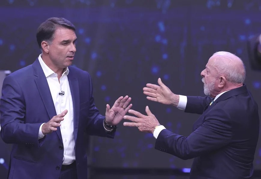 El presidente de Brasil y candidato a la reelección, Luiz Inácio Lula da Silva (d), y el opositor Flávio Bolsonaro, discuten durante el primer debate presidencial este domingo, en la sede de Rede Bandeirantes en Sao Paulo (Brasil). EFE/ Sebastiao Moreira
