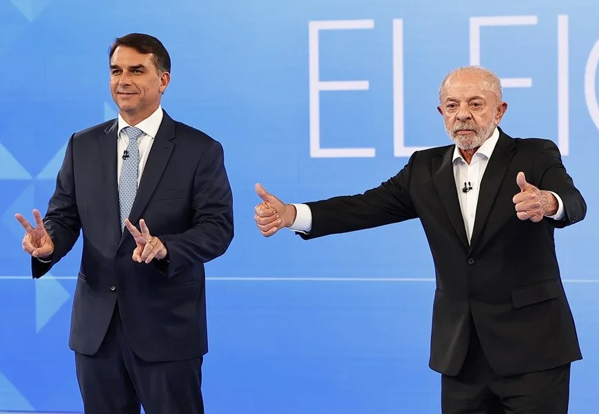 El presidente de Brasil y candidato a la reelección, Luiz Inácio Lula da Silva (d), y el candidato de la oposición Flávio Bolsonaro, asisten a un debate, en Río de Janeiro (Brasil). EFE/ Andre Coelho