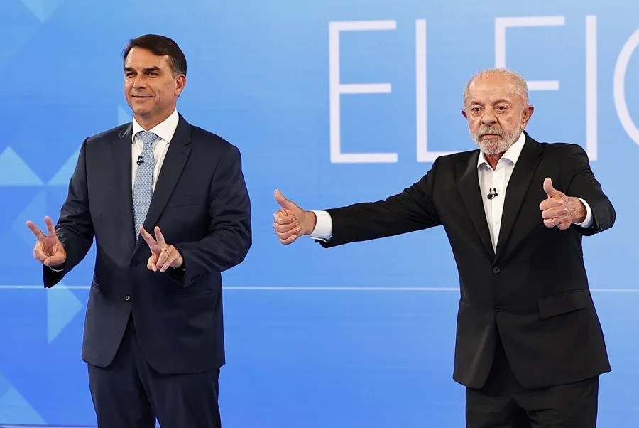 El presidente de Brasil y candidato a la reelección, Luiz Inácio Lula da Silva (d), y el candidato de la oposición Flávio Bolsonaro, asisten a un debate, en Río de Janeiro (Brasil). EFE/ Andre Coelho