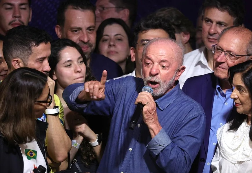 El presidente de Brasil, Luiz Inácio Lula da Silva, pronuncia un discurso tras ganar las elecciones presidenciales de Brasil, en el Hotel Intercontinental en Sao Paulo (Brasil). EFE/ Sebastiao Moreira