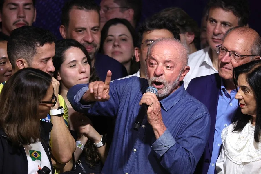 El presidente de Brasil, Luiz Inácio Lula da Silva, pronuncia un discurso tras ganar las elecciones presidenciales de Brasil, en el Hotel Intercontinental en Sao Paulo (Brasil). EFE/ Sebastiao Moreira