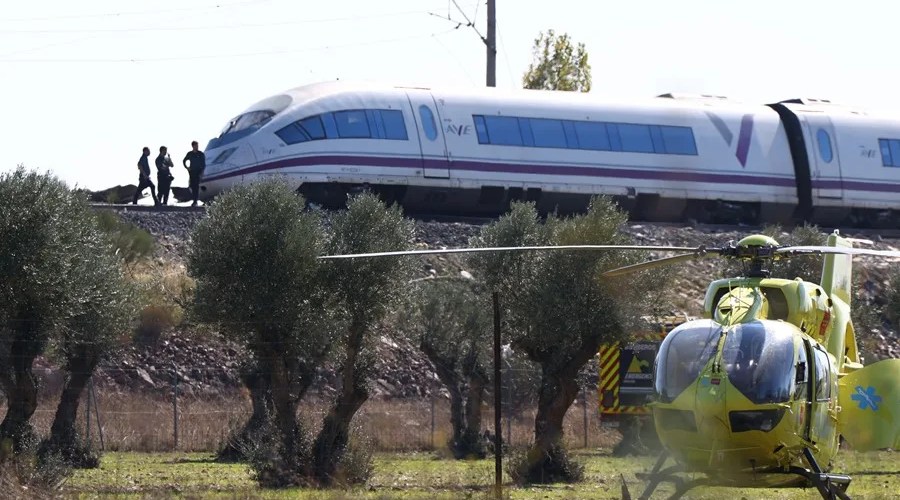 Vista de un helicóptero para trasladar a los heridos junto a los dos trenes de alta velocidad que han colisionado a primera hora de este miércoles a la altura de la estación de Urda (Toledo). EFE/Ismael Herrero