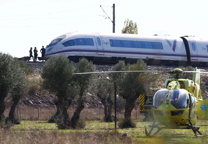 Vista de un helicóptero para trasladar a los heridos junto a los dos trenes de alta velocidad que han colisionado a primera hora de este miércoles a la altura de la estación de Urda (Toledo). EFE/Ismael Herrero