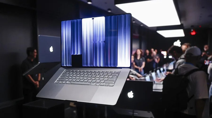 Apple presenta el nuevo MacBook Pro durante su evento de lanzamiento de productos «Pro and Tell» en Los Ángeles, California, EE. UU., el 28 de octubre de 2026. EFE/EPA/Chris Torres