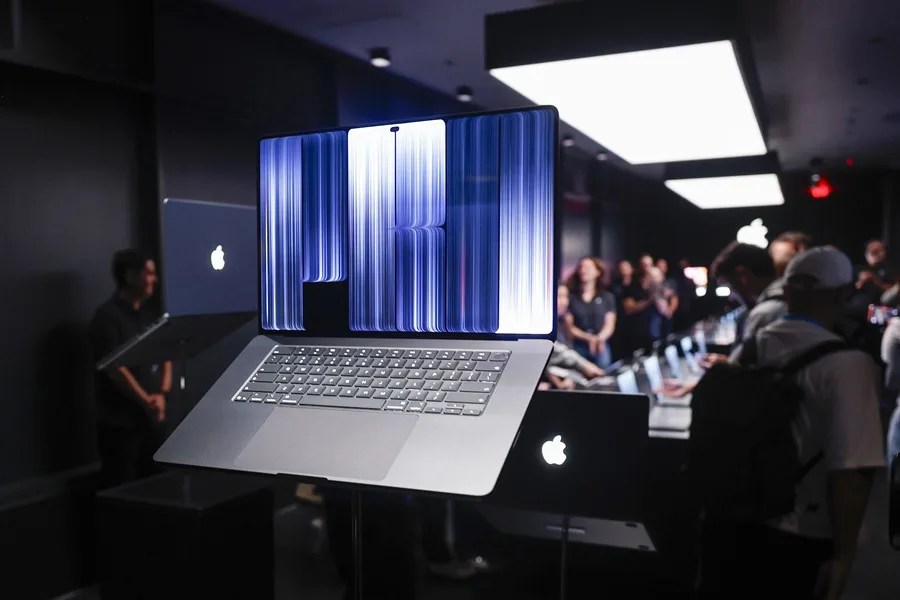 Apple presenta el nuevo MacBook Pro durante su evento de lanzamiento de productos «Pro and Tell» en Los Ángeles, California, EE. UU., el 28 de octubre de 2026. EFE/EPA/Chris Torres