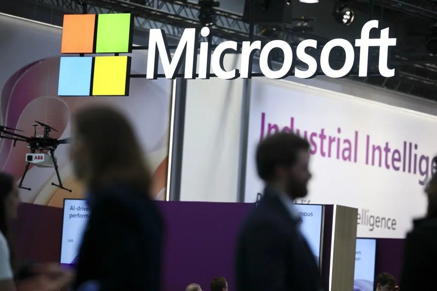 Fotografía de archivo del logotipo de Microsoft en un estand durante la Feria de Hannover 2026 (Alemania). EFE/ EPA/ Hannibal Hanschke