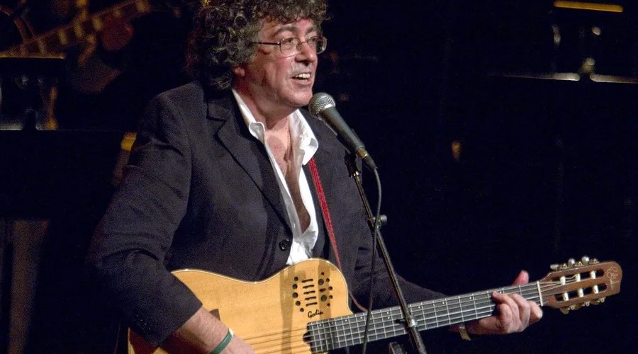 Fotografía de archivo del 25 de abril de 2010 que muestra al cantante argentino Piero durante un concierto en el Lincoln Center, en Nueva York (EE.UU.). EFE/ Miguel Rajmil
