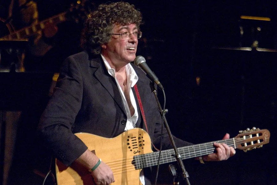 Fotografía de archivo del 25 de abril de 2010 que muestra al cantante argentino Piero durante un concierto en el Lincoln Center, en Nueva York (EE.UU.). EFE/ Miguel Rajmil
