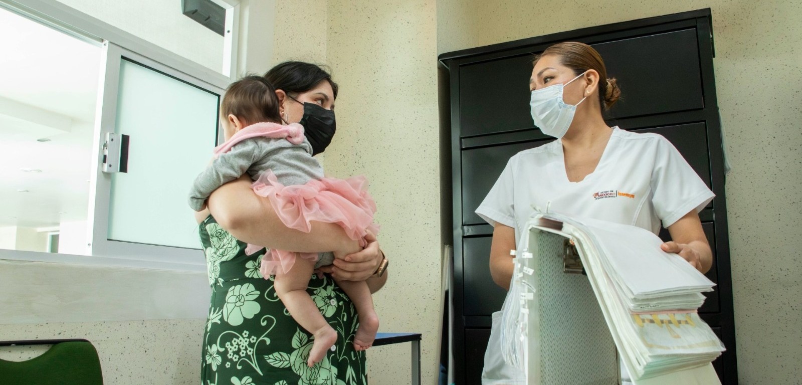 Madre, bebé y medico