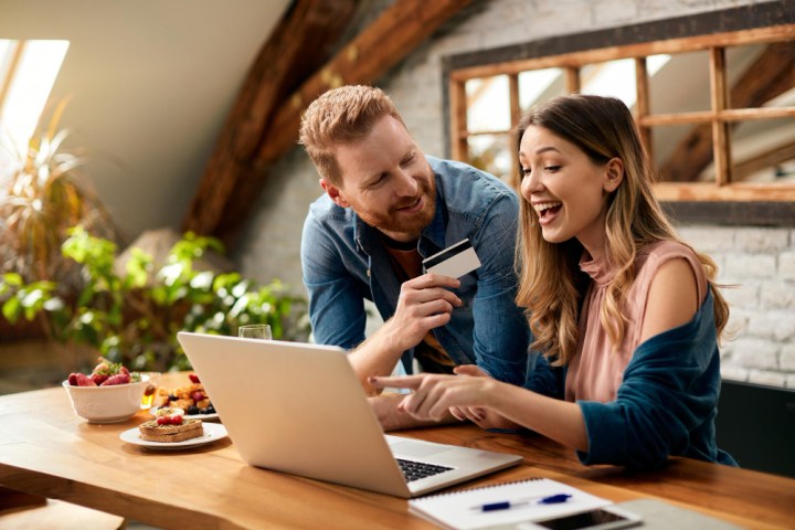 Pareja con tarjeta de credito en computadora
