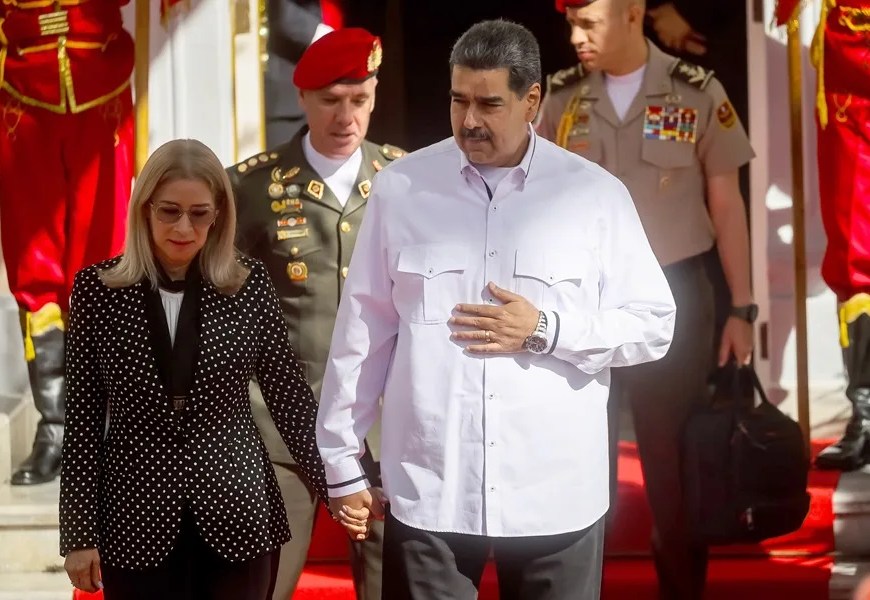Fotografía de archivo del presidente de Venezuela, Nicolás Maduro (c) acompañado de su esposa Cilia Flores (i) durante un acto en Caracas (Venezuela). EFE/ Miguel Gutiérrez ARCHIVO