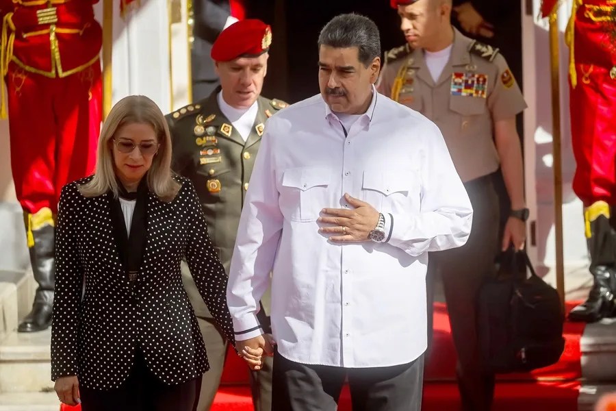 Fotografía de archivo del presidente de Venezuela, Nicolás Maduro (c) acompañado de su esposa Cilia Flores (i) durante un acto en Caracas (Venezuela). EFE/ Miguel Gutiérrez ARCHIVO